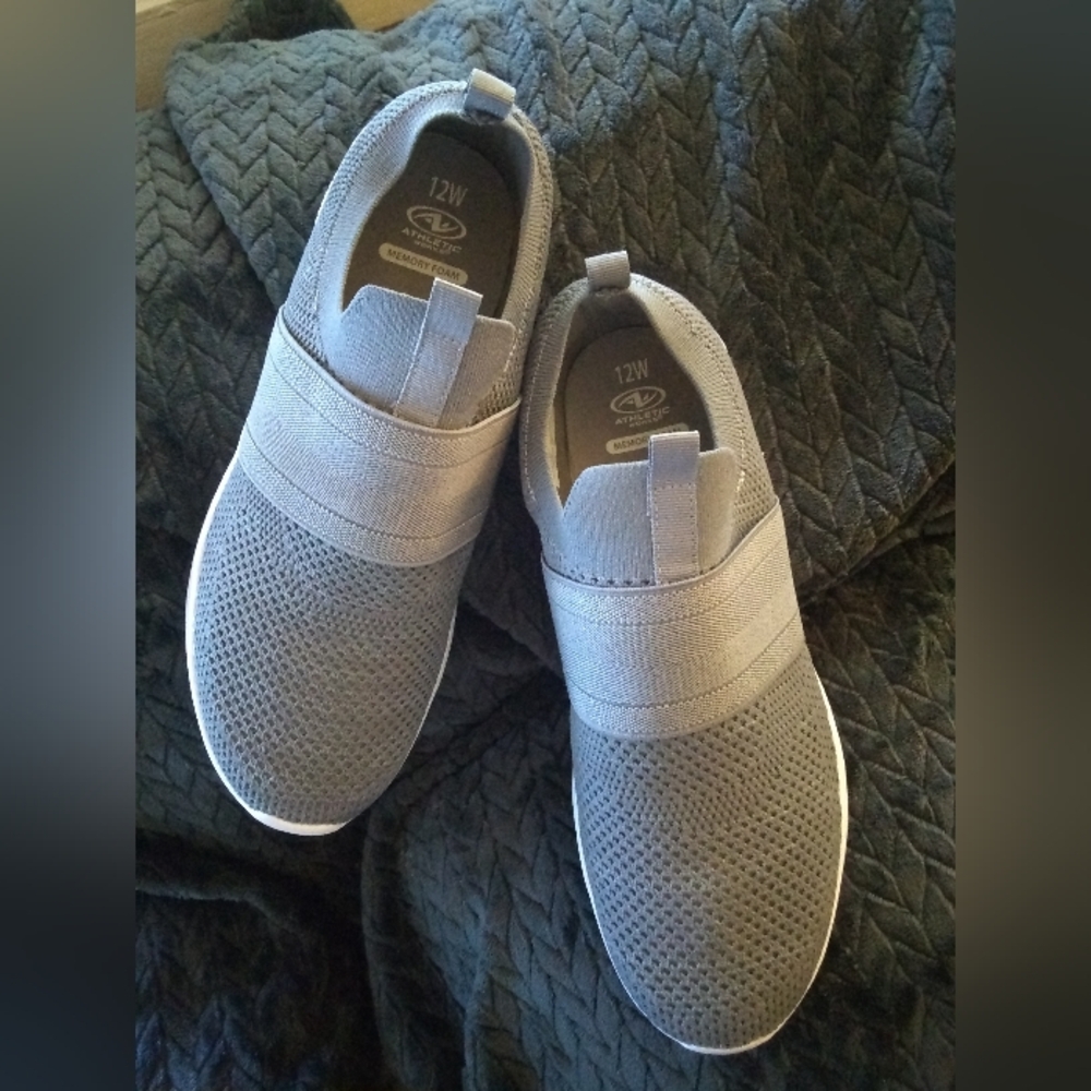 Men's Athletic Works Sneakers - Picture 8 of 8